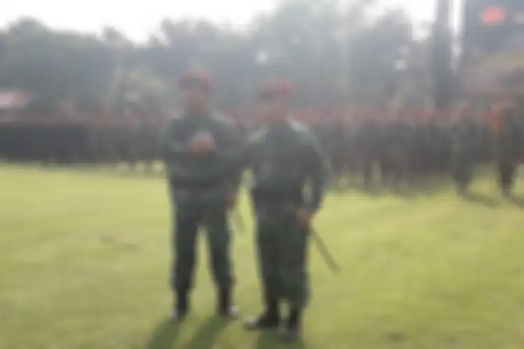 Panglima TNI Marsekal Hadi Tjahjanto melakukan salam komando bersama Komandan Komando Operasi Khusus TNI Brigjen TNI Rochadi selepas peresmian Koopssus TNI di Mabes TNI, Selasa (30/7/2019).