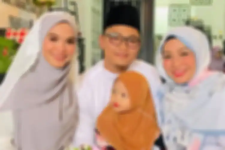 Samuel Dzul (tengah) saat menikah dengan istri, keduanya Nur Fathonah Abdul Rahim (kiri), dengan didampingi istri pertamanya, Khuzatul Atiqah.(FACEBOOK / Nur Fathonah Abdul Rahim)  