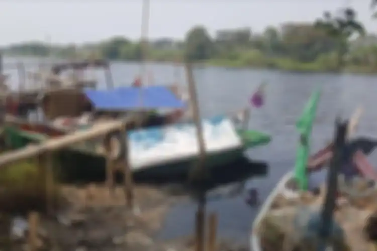 Aliran sungai Ciujung menghitam di Desa Tengkurak, Kecamatan Tirtayasa, Kabupaten Serang