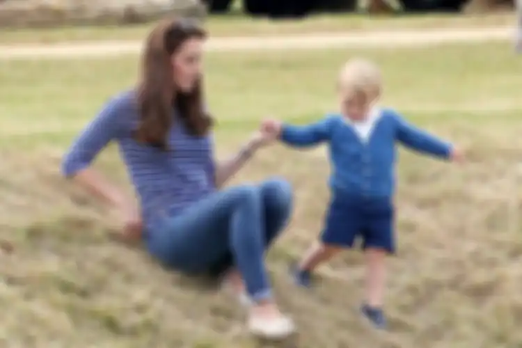 Kate Middleton dengan slip-on suede Sebago seharga Rp 1,3 juta. 