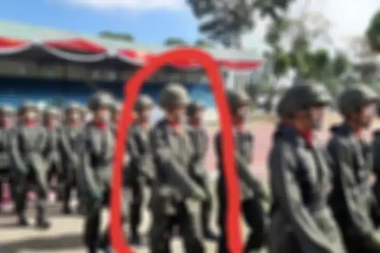 Enzo Zenz Allie, saat menuju tempat upacara pembukaan pendidikan dasar kemitraan Caprabhatar Akademi TNI-Akpol Tahun 2019 di Lapangan Sapta Marga, Akademi Militer, Magelang, Selasa (6/8).