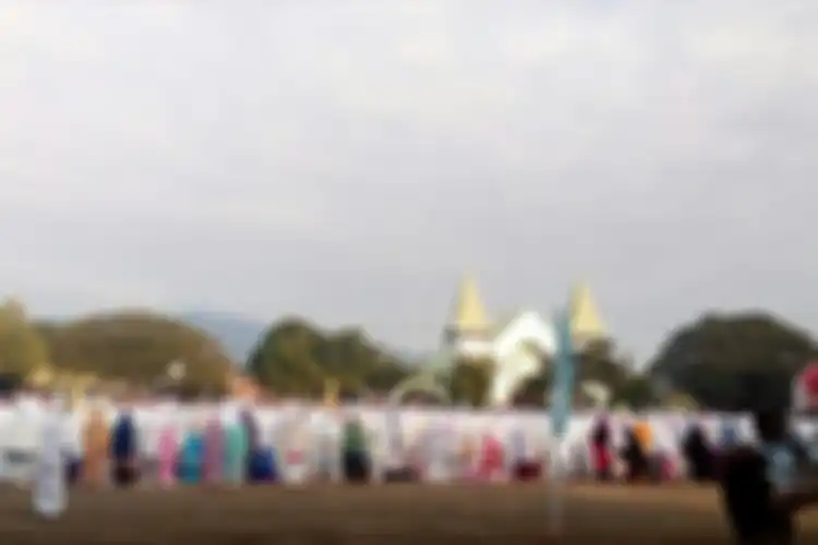 Umat Muslim menunaikan shalat id di lapangan Kota Baru tepat di depan gereja GMIT Kalvari Maumere, Minggu (12/8/2019)