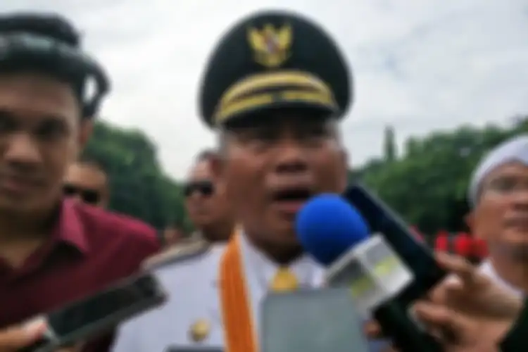 Wali Kota Bekasi Rahmat Effendi atau akrab disapa Pepen di Alun-alun Kota Bekasi, Minggu (10/3).