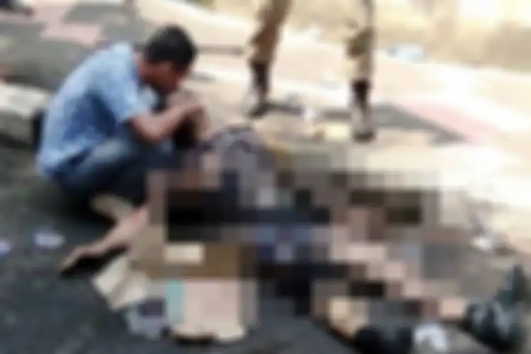 M. Ridwan Suryana (18), seorang pelajar SMK saat memberikan pertolongan kepada anggota polisi yang mengalami luka bakar di tengah aksi unjukrasa yang berujung ricuh di depan gerbang kantor Bupati Cianjur, Kamis (15/8).