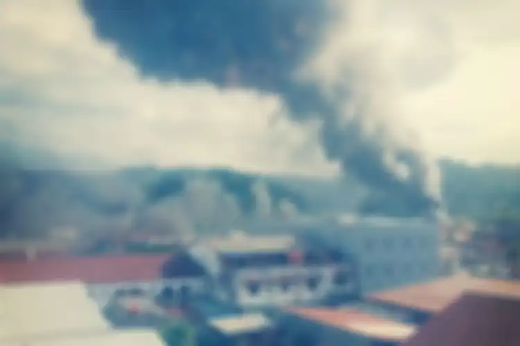 Asap mengepul dari kawasan pertokoan di Entrop, Jayapura, Papua, Kamis (29/8/2019)