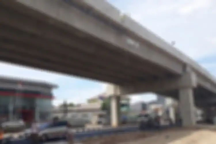 Ruko di bawah jembatan layang secara psikologis tak baik untuk orang yang keluar-masuk toko. 