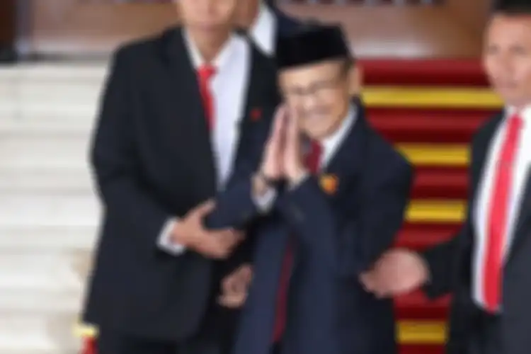 mantan Presiden BJ Habibie saat meninggalkan lokasi usai sidang tahunan Majelis Permusyawaratan Rakyat RI tahun 2018 di Kompleks Parlemen, Senayan, Jakarta, Kamis (16/8/2018). Presiden Joko Widodo menyampaikan pidato kenegaraan dalam rangka HUT RI ke 73.