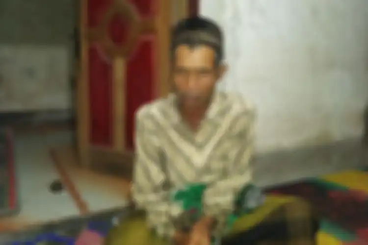 Sahabudin bapak dari Zaenal Abidin ditemui kompas.com di rumahnya 