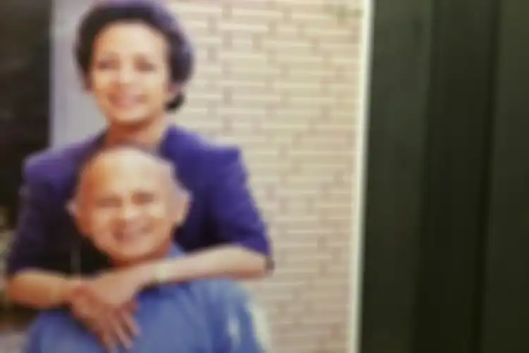 Dikenal sebagai pasangan serasi dan saling melengkapi, Ilham Habibie kisahkan cara ibunya, Ainun, meredakan emosi Habibie yang meledak-ledak
