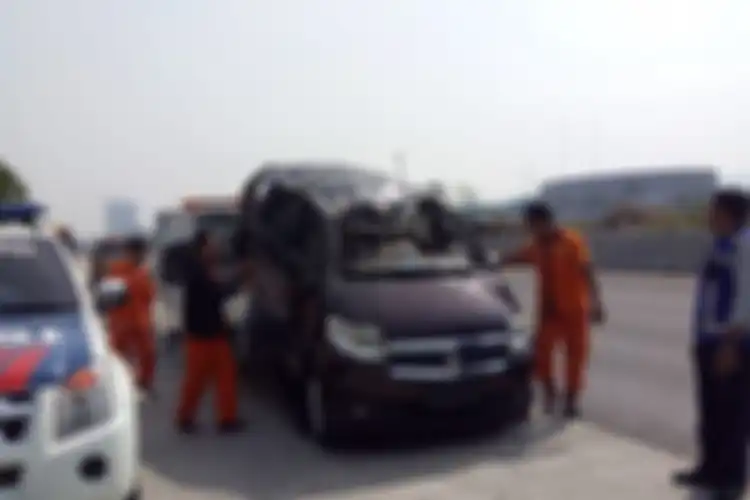 Kecelakaan tunggal di Tol Jaagorawi pada Minggu (15/9), diduga karena mobil mengalami pecah ban.