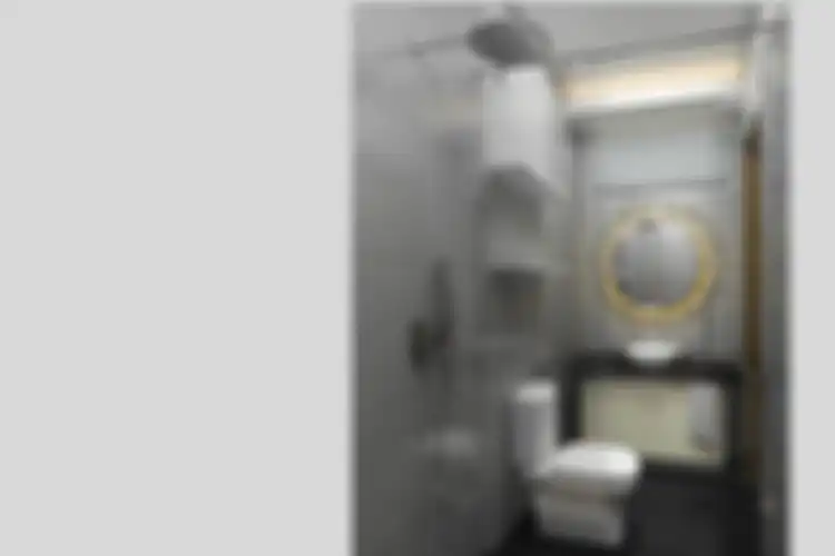 Kamar mandi mungil di Menteng Dalam Interior karya Meili Darmasetiawan 