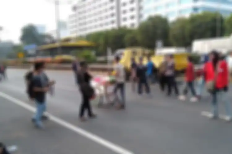Pedagang es cincau ikut masuk ke jalur tol depan Gedung DPR saat aksi demo berlangsung, Selasa (24/9/2019).