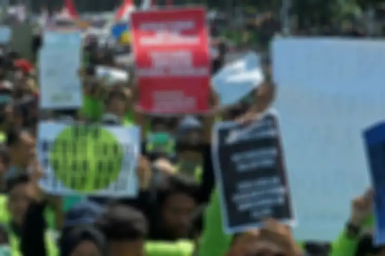 Mahasiswa dari berbagai perguruan tinggi berjalan kaki sambil membawa poster saat berunjuk rasa menolak UU KPK hasil revisi dan RUU KUHP, di Semarang, Jawa Tengah, Selasa (24/9/2019). 