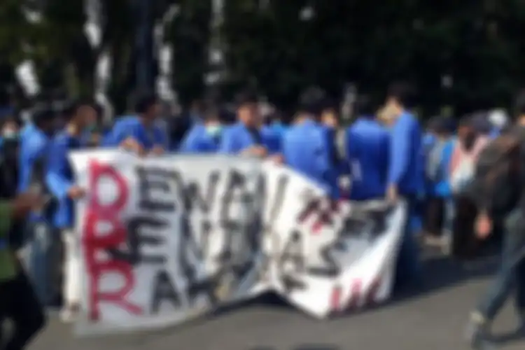 Peserta aksi Gejayan Memanggil membawa spanduk berisi kritikan terhadap DPR.