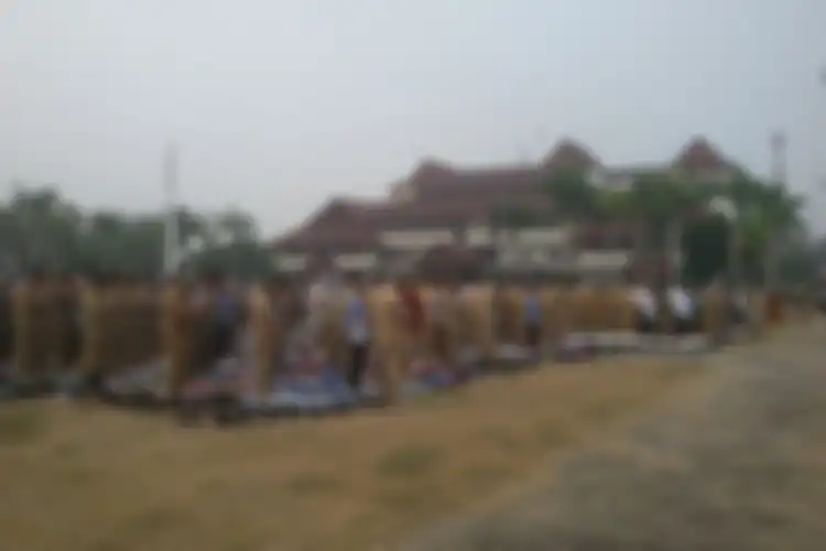 Ratusan Aparatur Sipil Negara (ASN) saat menggelar sholat istisqa di halaman kantor gubernur Kepulauan Bangka Belitung, Senin (23/9/2019).