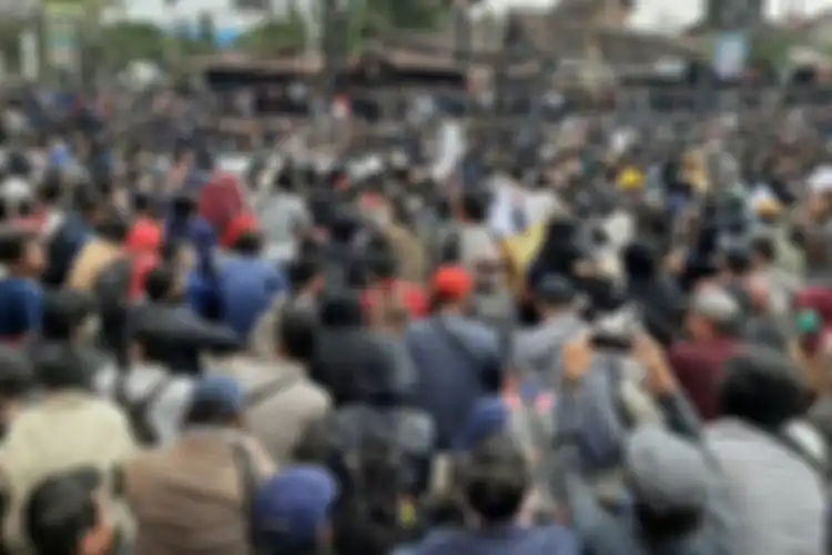 Para mahasiswa saat duduk di pertigaan Kolombo, untuk mengheningkan cipta atas matinya demokrasi.
