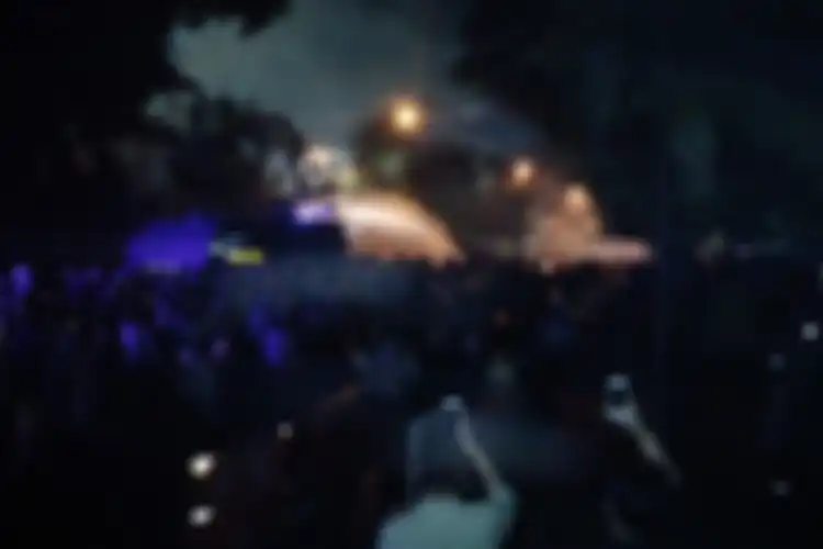 Anggota polisi saat memukul mundur demonstran yang melakukan aksi unjuk rasa di Bandung, Selasa (24/9/2019) malam.