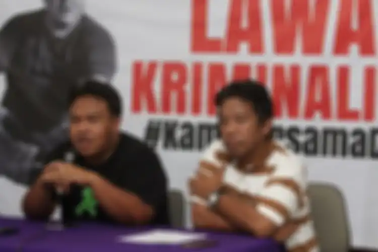 Anggota Majelis Pertimbangan Aliansi Jurnalis Independen (AJI) Dandhy Dwi Laksono (kiri) didampingi Ketua AJI Suwarjono (kanan) memberikan keterangan kepada wartawan terkait pelaporan Dewan Pimpinan Daerah Relawan Perjuangan (Repdem) Jawa Timur, Minggu (17/9/2017).