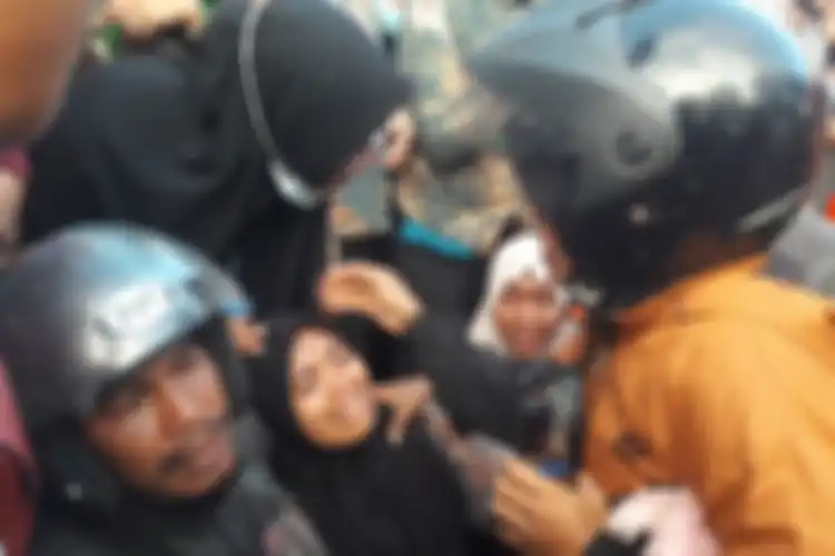 Kakak korban tewas mahasiswa UHO Kendari menangis histeris mengetahui adiknya sudah meninggal dunia dalam aksi unjuk rasa menolak UU KPK