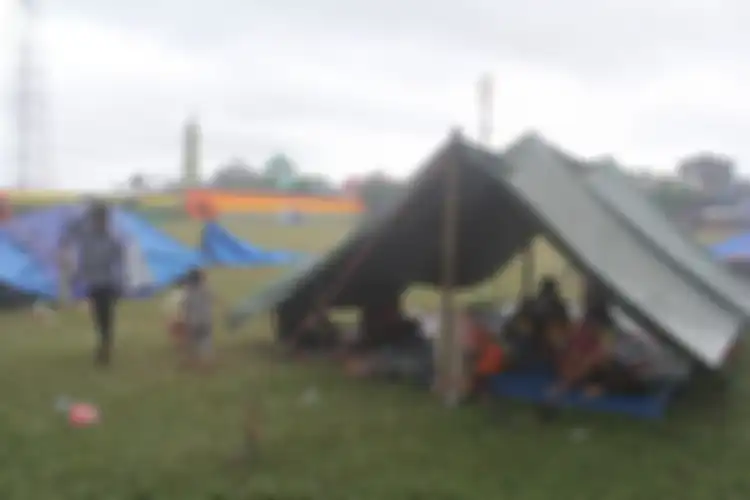 Warga Kota Ambon masih mendirikan tenda di Lapangan Galunggung, Kecamatan Sirimau, Ambon, Jumat (27/9/2019)