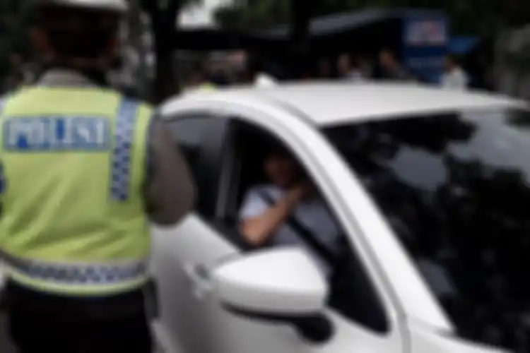 Seorang pengendara mobil dirazia karena tidak memiliki STNK dan belum memiliki plat nomor resmi. Ia mendapat surat tilang di Jalan Raya Kalibata, Jakarta Selatan, Selasa (24/4/2018).
