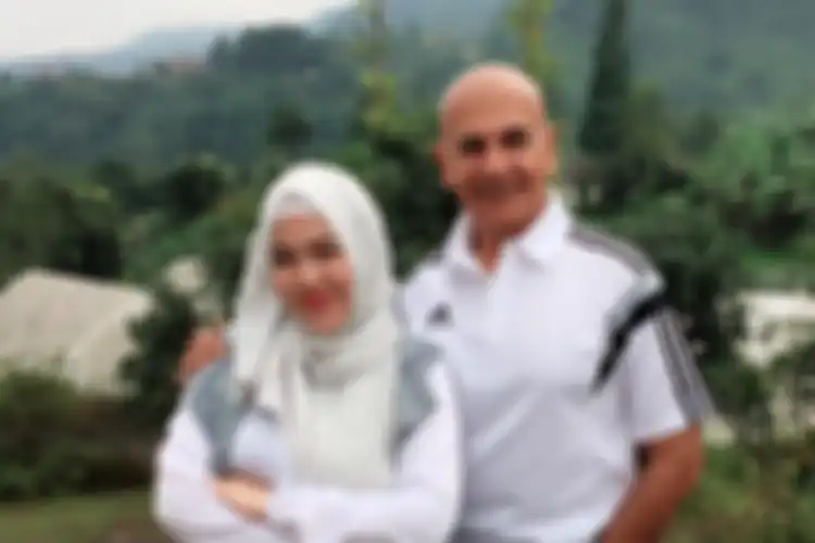Beda Usia 45 Tahun dari Mark Sungkar, Shireen dan Zaskia Hanya Panggil Ibu Tirinya dengan Sebutan Ini 