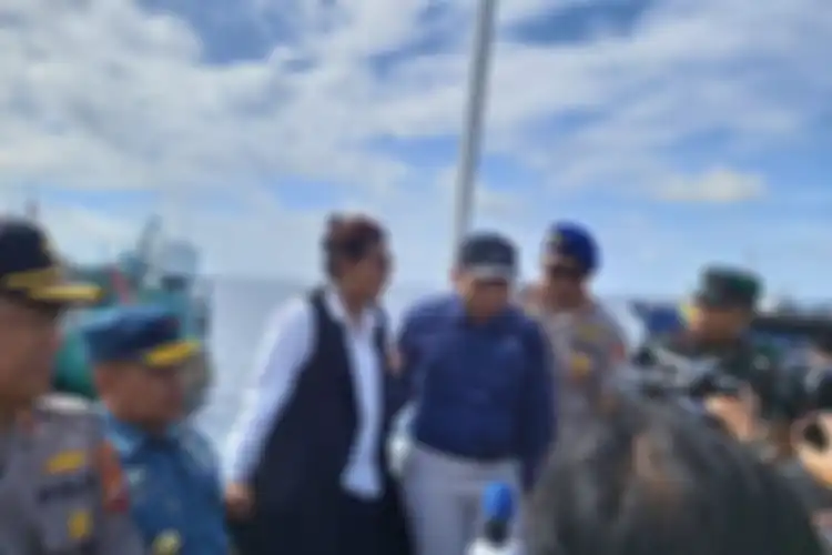 Menteri Kelautan dan Perikanan Susi Pudjiastuti saat penenggelaman kapal di Perairan Tanjung Datuk, Kalimantan Barat, Minggu (6/10/2019)