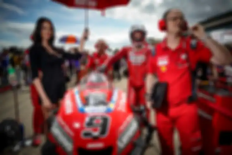 Cristian Battaglia (kanan) bersama Andrea Zugna membuat Yamaha bangkit di era mesin 800 cc, kini menjadi electronic engineer Danilo Petrucci di Ducati Team