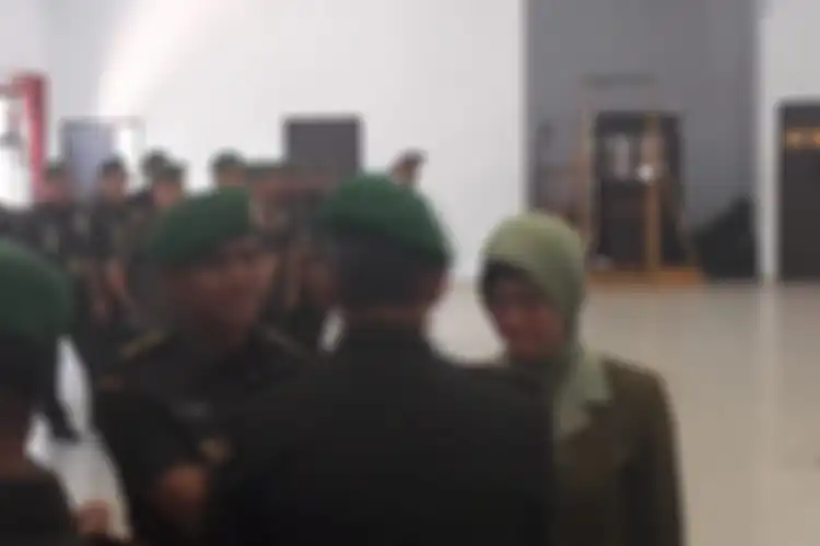 Kolonel Kav Hendi Suhendi dan istrinya seusai serah terima jabatan di Aula Sudirman Markas Korem di Kendari, Sulawesi Tenggara, Sabtu (12/10/2019).