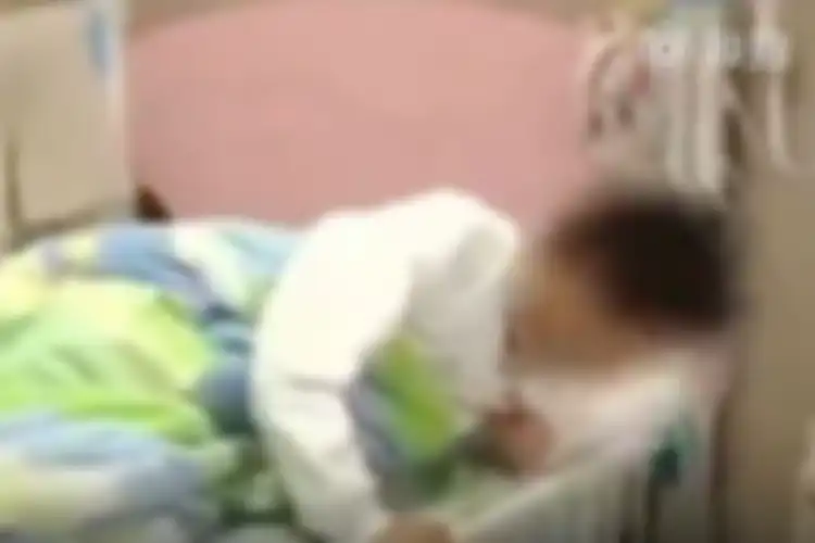 Salah seorang murid yang dirawat setelah dihukum memakan sampah oleh gurunya