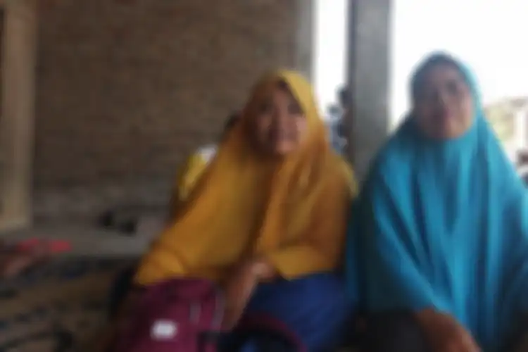 Suhartini dan anak pertamanya, Siti di rumahnya RT 013 Desa Jetak, Kelurahan Hadiluwih, Kecamatan Sumberlawang, Sragen, Jawa Tengah, Kamis (17/10/2019).