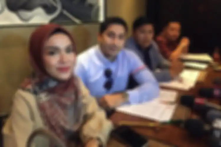 Medina Zein dalam jumpa pers terkait pelaporannya terhadap artis Irwansyah terkait kasus penggelapan di kawasan Senopati, Jakarta Selatan