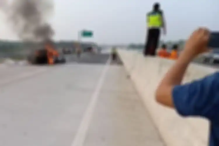 Sedan civic yang terbakar dalam kecelakaan di Jalan Tol Trans Sumatra, KM 96 Desa Candimas, Natar, Lampung Selatan, Sabtu (19/10/2019) pagi. Empat orang tewas terbakar dalam kecelakaan tersebut. 