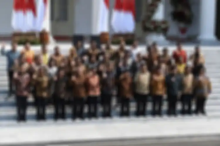 Presiden Joko Widodo didampingi Wapres Maruf Amin memperkenalkan jajaran menteri Kabinet Indonesia Maju di tangga beranda Istana Merdeka, Jakarta, Rabu (23/10). 