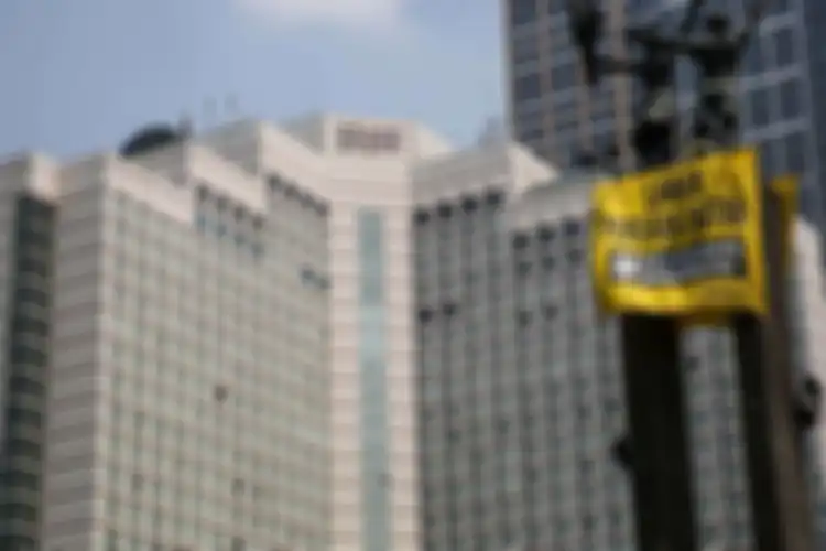 Aktivis dari Greenpeace memanjat Monumen Selamat Datang atau patung Bundaran Hotel Indonesia, Jakarta Pusat, Rabu (23/10/2019). 