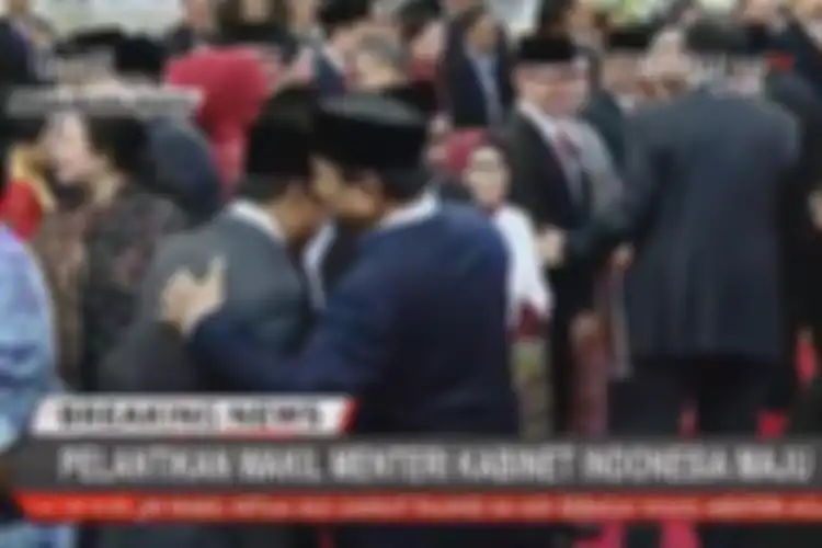Menteri Pertahanan Prabowo Subianto berbisik-bisik dengan Wakil Menteri Pertahanan Wahyu Sakti Trenggono, Jakarta, Jumat (25/10/2019).