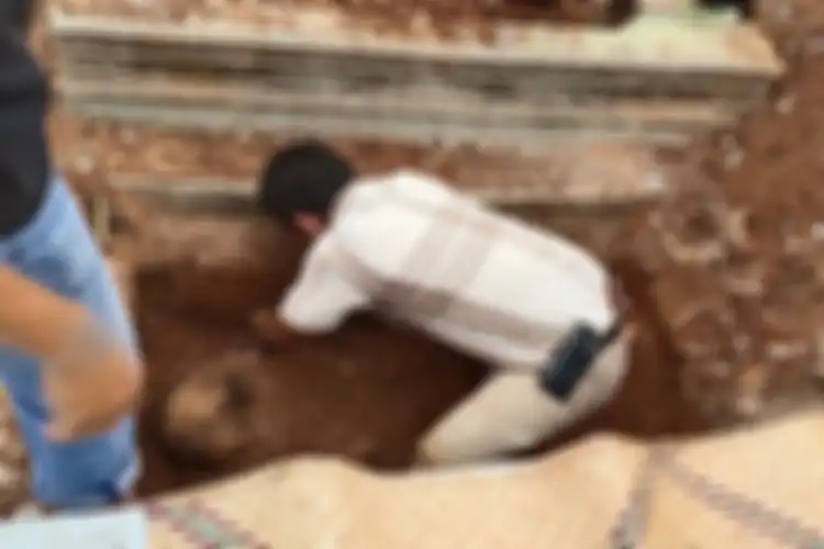 Penggalian jasad Aprianita (50) PNS Kementerian Pu yang ditemukan tewas dicor di TPU Kandang Kawat, Palembang, Jumat (25/10/2019).