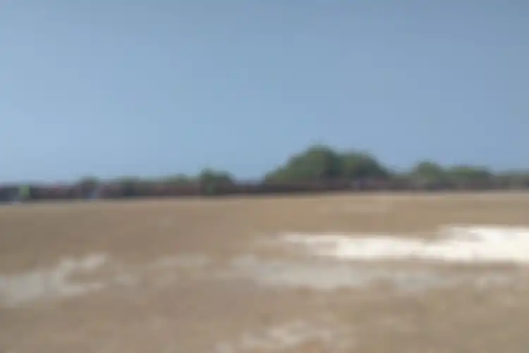 Ribuan masyarakat, pelajar sekolah dasar dan menengah menyambut kedatangan mantan Menteri Kelautan dan Perikanan Susi Pudjiastuti di landasan pacu (beach strip) Pamugaran, Kabupaten Pangandaran, Sabtu (26/10/2019) pagi.