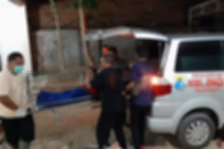 Korban tenggelam di masukkan ke ambulan