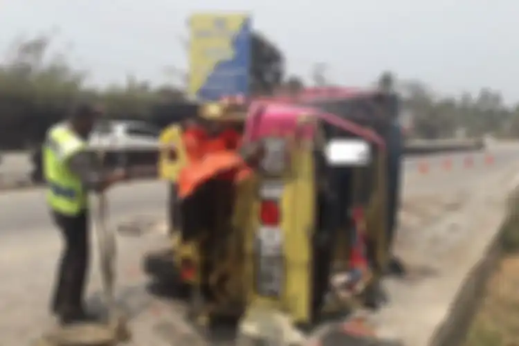 Truk bernomor polisi BE 9037 NE bermuatan bahan makanan terbalik setelah menabrak sepeda motor yang terparkir di Tanjakan Tarahan, Minggu (27/10/2019) pagi. Satu keluarga tewas dtabrak truk tersebut saat berswafoto.