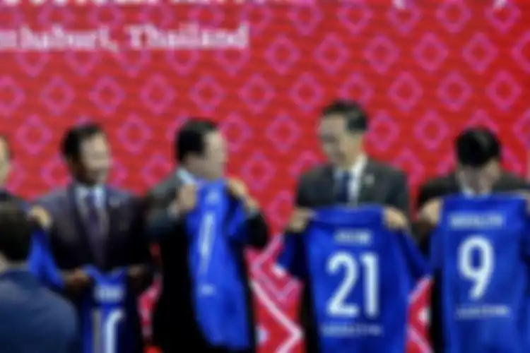 Presiden Joko Widodo menerima jersey biru dengan nomor punggung 21 pada saat KTT ke-35 ASEAN di Bangkok, Thailand, Sabtu (2/11).