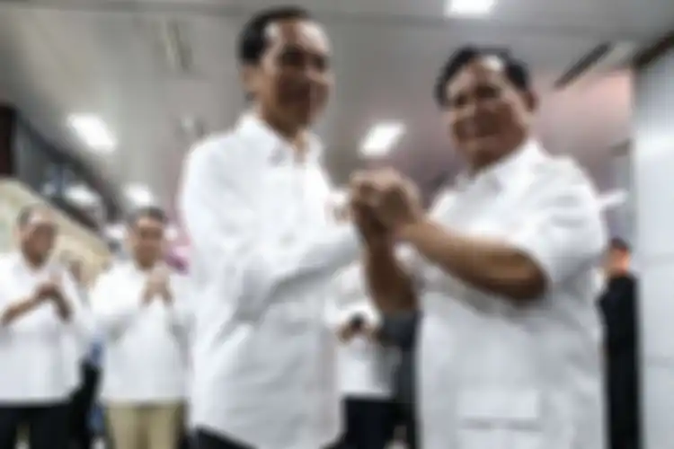 Presiden Joko Widodo dan Ketua Umum Partai Gerindra, Prabowo Subianto memberikan keterangan pers di Stasiun MRT Senayan, Jakarta Pusat, Sabtu (13/7/2019).