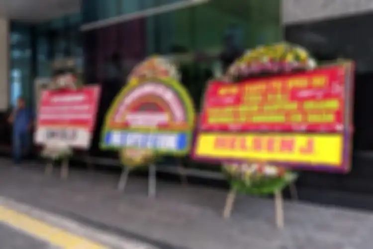 Karangan bunga bentuk dukungan terhadap DPRD DKI JAKARTA Fraksi PSI berjejer di Gedung DPRD DKI Jakarta, Jl Kebon Sirih No. 18, Jakarta Pusat, Senin (4/11/2019).