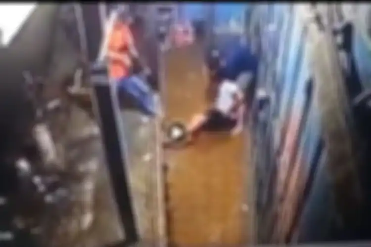 Penangkapan seorang pemuda di kawasan Kalideres, Jakarta Barat, terekam kamera CCTV 