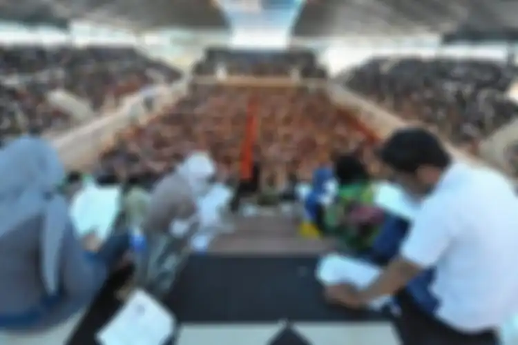 Ribuan orang mengikuti tes calon pegewai negeri sipil (CPNS) di lingkungan Pemerintah Kota Malang di GOR Ken Arok, Kota Malang, Jawa Timur, Minggu (12/12/2010)