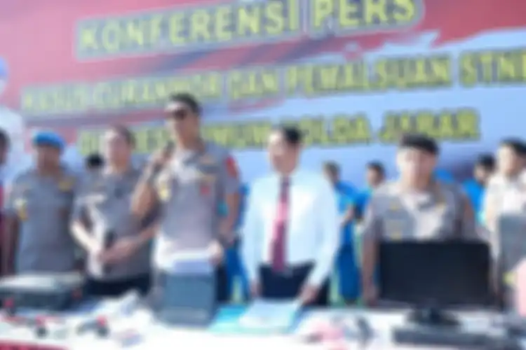 Rilis pengungkapan curanmor dan pemalsuan STNK oleh Kapolda Jabar Irjen Pol Rudy Sufahriady didampingi Direskrimum Kombes Samudi dan Kabidhumas Polda Jabar, Kombes Trunoyudo Wisnu Andiko di Mapolda Jabar, Senin (11/11/2019). (Foto Polda Jabar.)