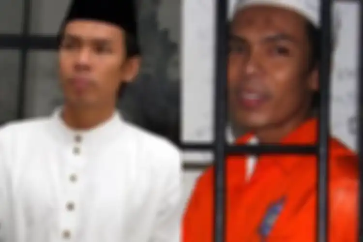 Ryan Jombang mendapat bogem mentah dari Habib Bahar bin Smith gara-gara persoalan uang. 