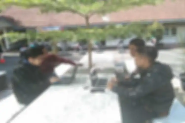 Para pendaftar CPNS di Wonosobo yang memanfaatkan fasilitas WiFi gratis.