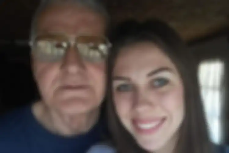 Milojko Bozic yang berusia 74 tahun bersama si istri, Milijana yang berumur 21 tahun. Bozic memutuskan menceraikan Milijana setelah ketahuan berselingkuh dengan kakek 60 tahun.