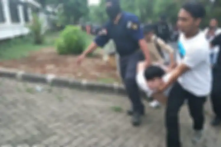 Polisi Polda Metro Jaya meringkus kompolotan penipu di Kebon Jeruk, Jakarta Barat.